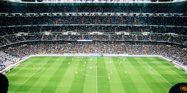 欧洲冠军联赛奖杯在灯光下闪耀的特写